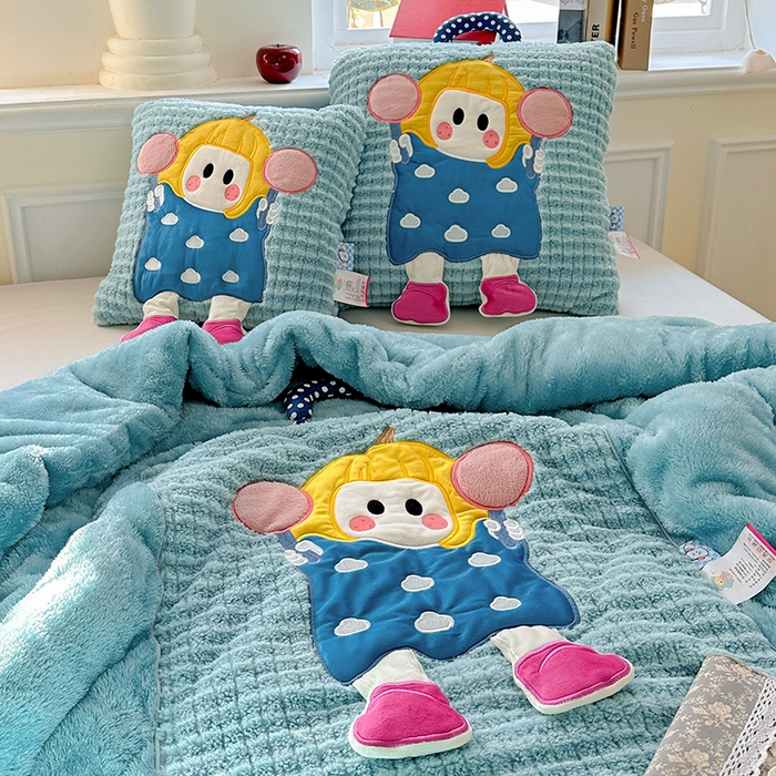 91家纺网 家纺一手货源 找家纺 古本家居 2025新款南瓜妹抱枕被 南瓜妹湖蓝