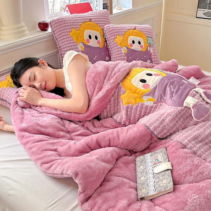 91家纺网 家纺一手货源 找家纺 古本家居 2025新款南瓜妹抱枕被 南瓜妹紫粉