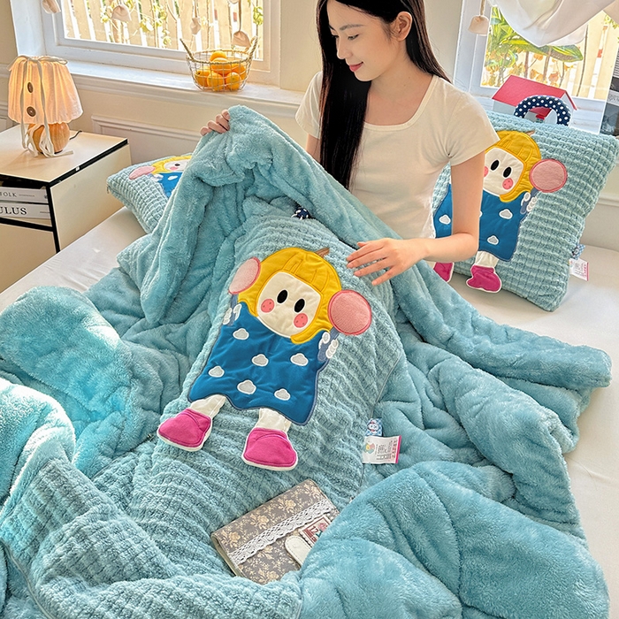 91家纺网 家纺一手货源 找家纺 古本家居 2025新款南瓜妹抱枕被 南瓜妹湖蓝