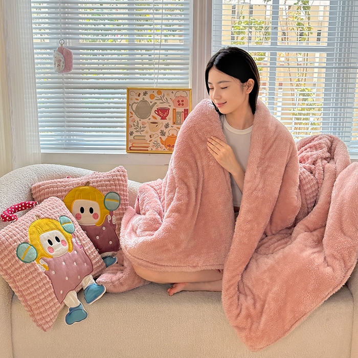 91家纺网 家纺一手货源 找家纺 古本家居 2025新款南瓜妹抱枕被 南瓜妹粉