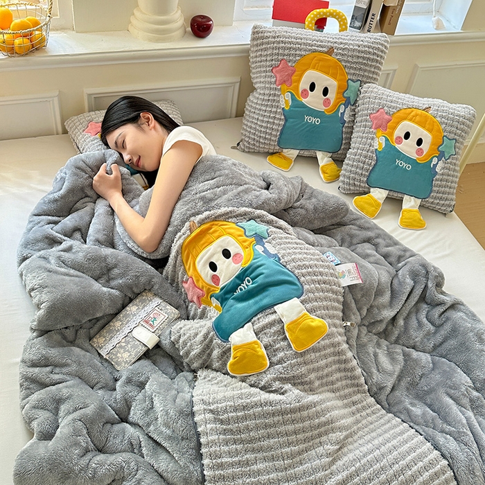 91家纺网 家纺一手货源 找家纺 古本家居 2025新款南瓜妹抱枕被 南瓜妹灰