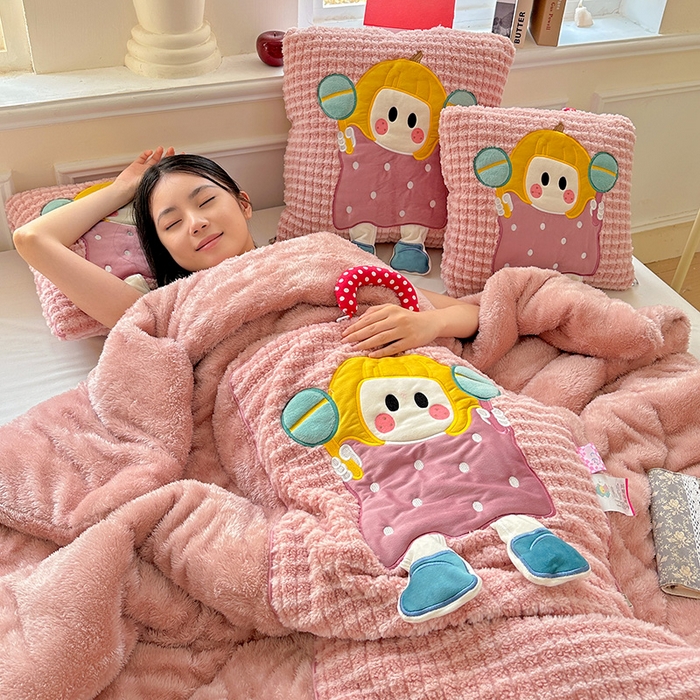 91家纺网 家纺一手货源 找家纺 古本家居 2025新款南瓜妹抱枕被 南瓜妹粉