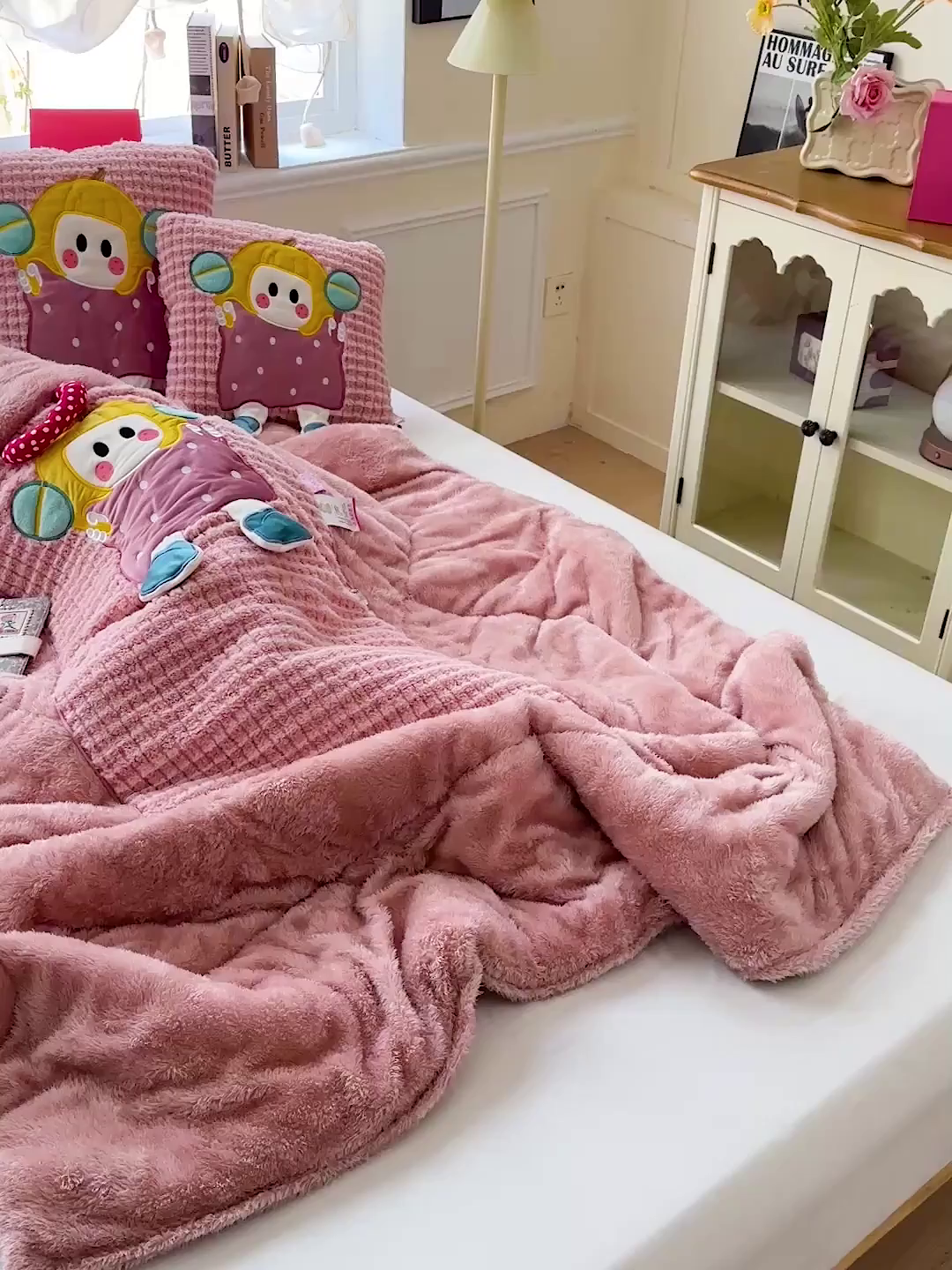 91家纺网 家纺一手货源 找家纺 古本家居 2025新款南瓜妹抱枕被 南瓜妹粉