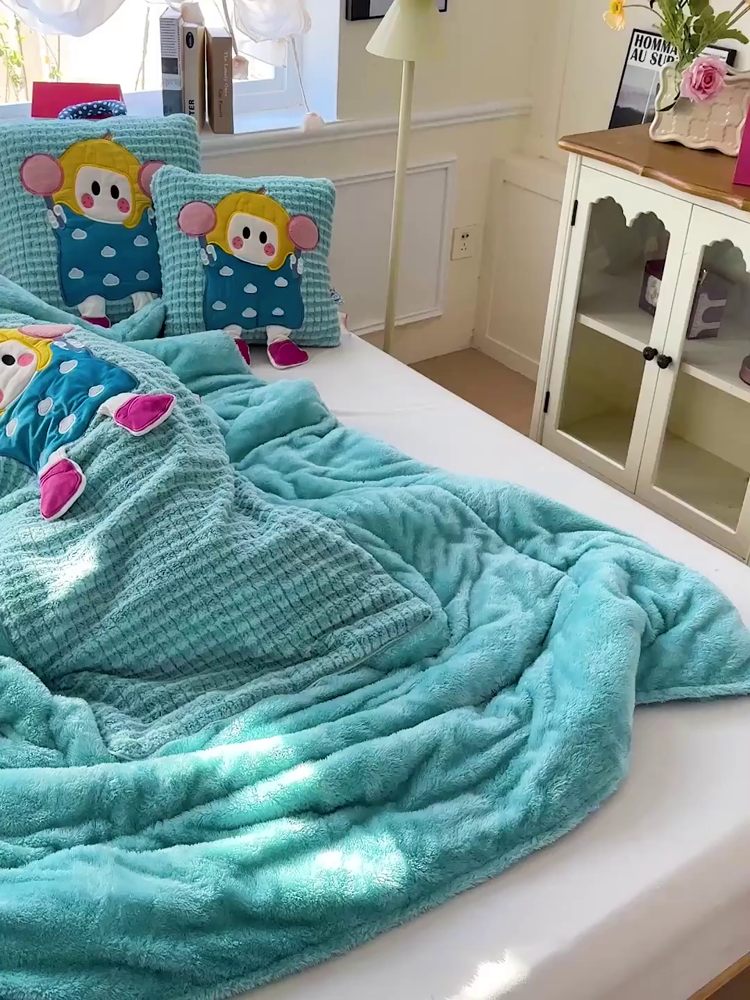 91家纺网 家纺一手货源 找家纺 古本家居 2025新款南瓜妹抱枕被 南瓜妹湖蓝