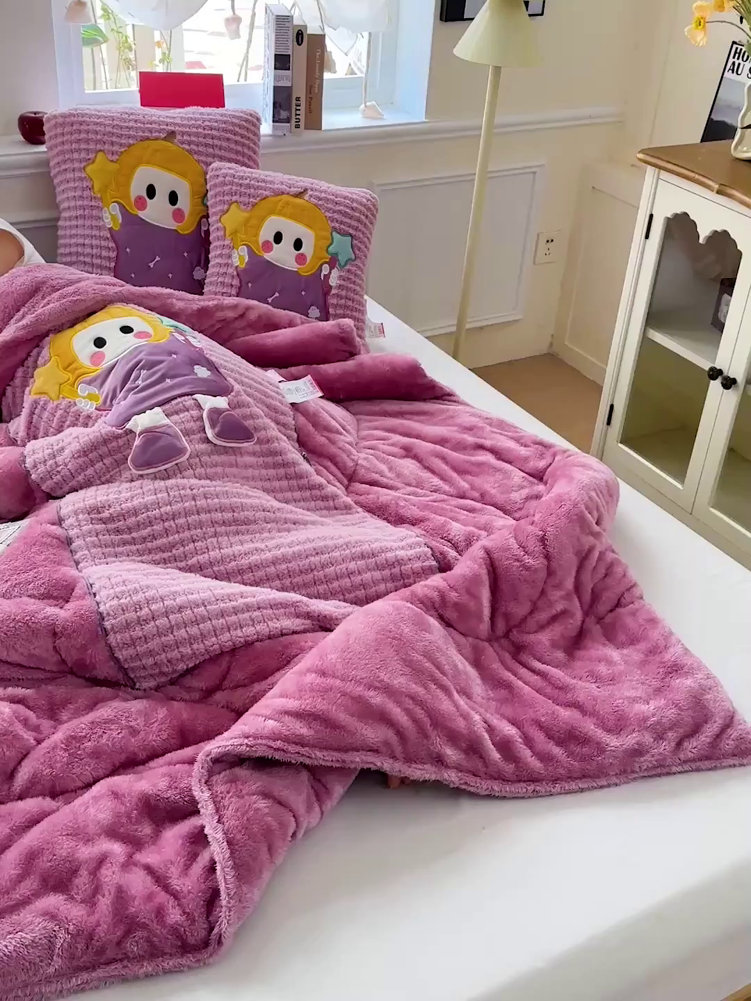 91家纺网 家纺一手货源 找家纺 古本家居 2025新款南瓜妹抱枕被 南瓜妹紫粉