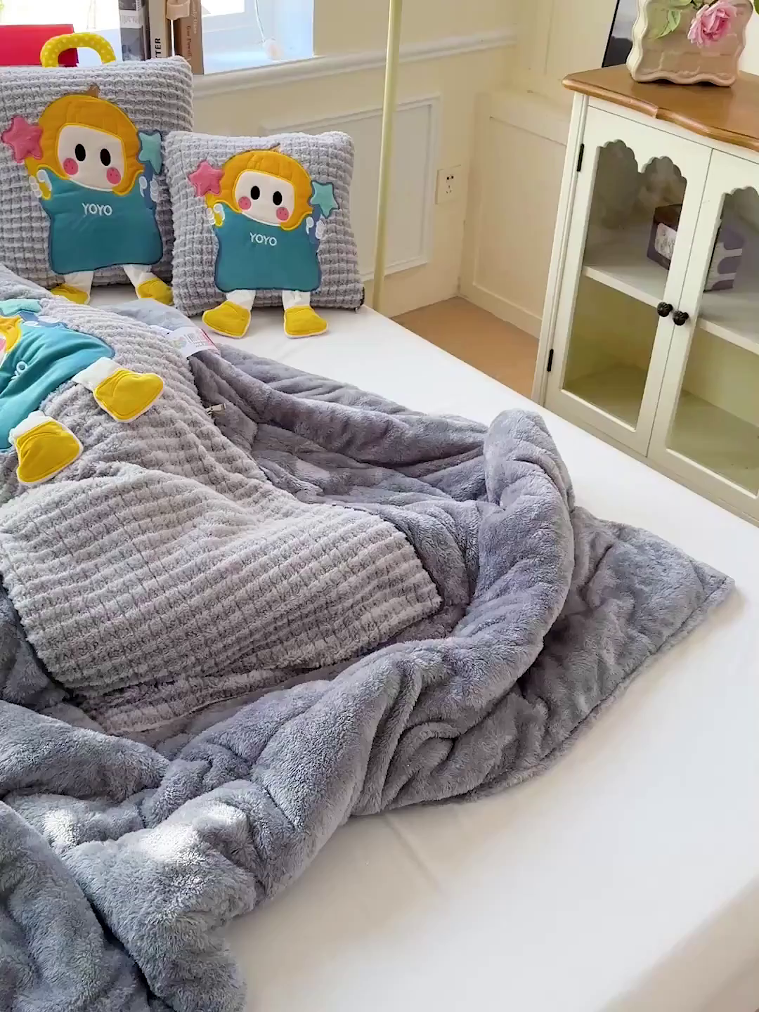 91家纺网 家纺一手货源 找家纺 古本家居 2025新款南瓜妹抱枕被 南瓜妹灰