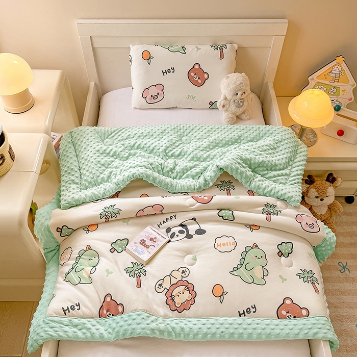 91家纺网 家纺一手货源 找家纺 天瑜家纺205新款A类针织面料手包豆豆绒冬被大豆被 动物乐园绿