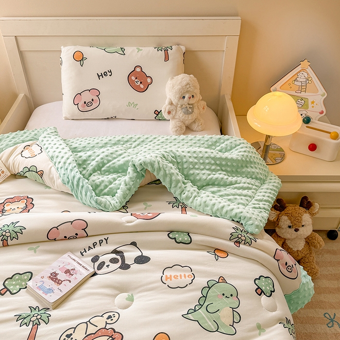 91家纺网 家纺一手货源 找家纺 天瑜家纺205新款A类针织面料手包豆豆绒冬被大豆被 动物乐园绿