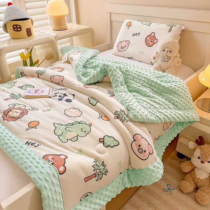 91家纺网 家纺一手货源 找家纺 天瑜家纺205新款A类针织面料手包豆豆绒冬被大豆被 动物乐园绿