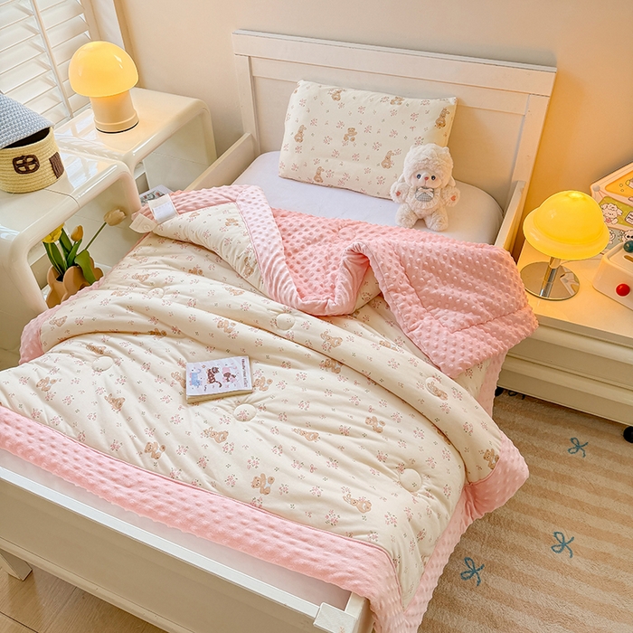 91家纺网 家纺一手货源 找家纺 天瑜家纺205新款A类针织面料手包豆豆绒冬被大豆被 花朵小熊粉