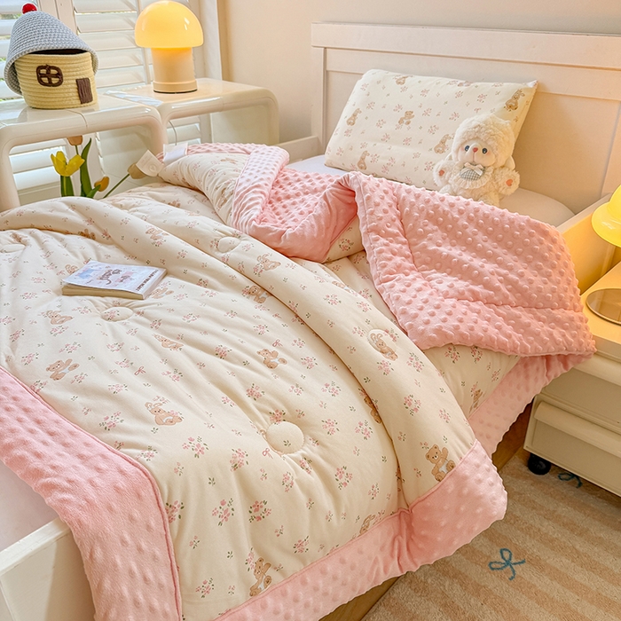 91家纺网 家纺一手货源 找家纺 天瑜家纺205新款A类针织面料手包豆豆绒冬被大豆被 花朵小熊粉