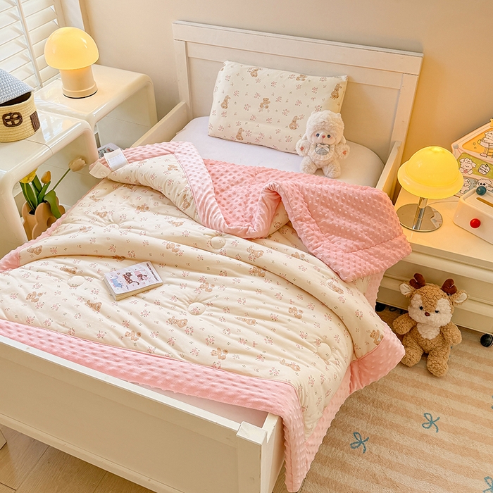 91家纺网 家纺一手货源 找家纺 天瑜家纺205新款A类针织面料手包豆豆绒冬被大豆被 花朵小熊粉