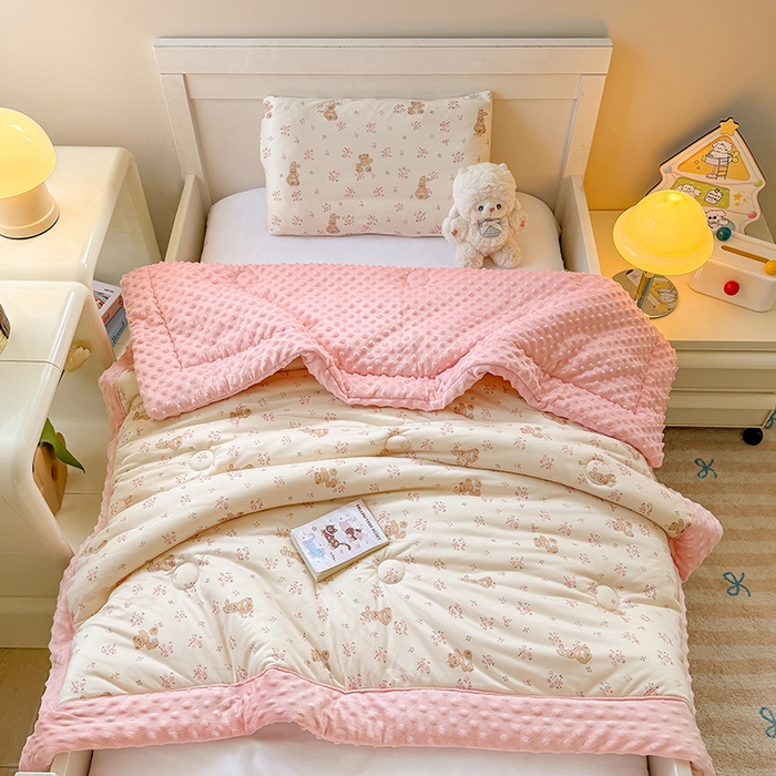 91家纺网 家纺一手货源 找家纺 天瑜家纺205新款A类针织面料手包豆豆绒冬被大豆被 花朵小熊粉