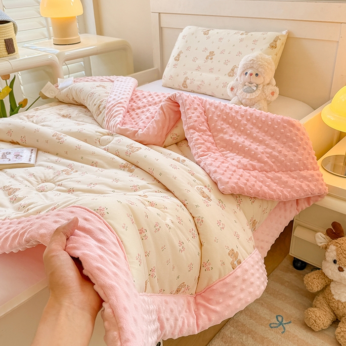 91家纺网 家纺一手货源 找家纺 天瑜家纺205新款A类针织面料手包豆豆绒冬被大豆被 花朵小熊粉