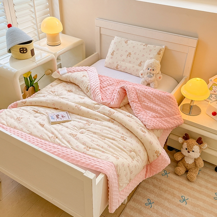 91家纺网 家纺一手货源 找家纺 天瑜家纺205新款A类针织面料手包豆豆绒冬被大豆被 花朵小熊粉