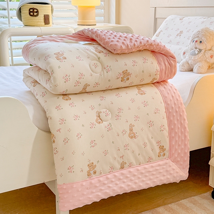 91家纺网 家纺一手货源 找家纺 天瑜家纺205新款A类针织面料手包豆豆绒冬被大豆被 花朵小熊粉