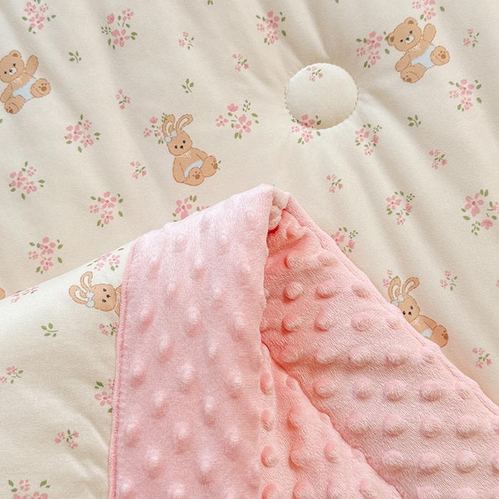 91家纺网 家纺一手货源 找家纺 天瑜家纺205新款A类针织面料手包豆豆绒冬被大豆被 花朵小熊粉