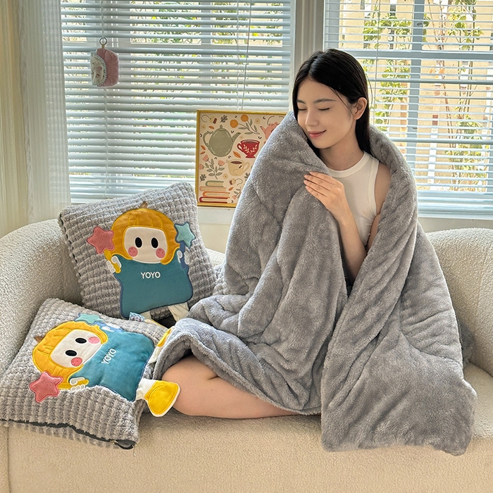 91家纺网 家纺一手货源 找家纺 古本家居 2025新款南瓜妹抱枕被 南瓜妹灰