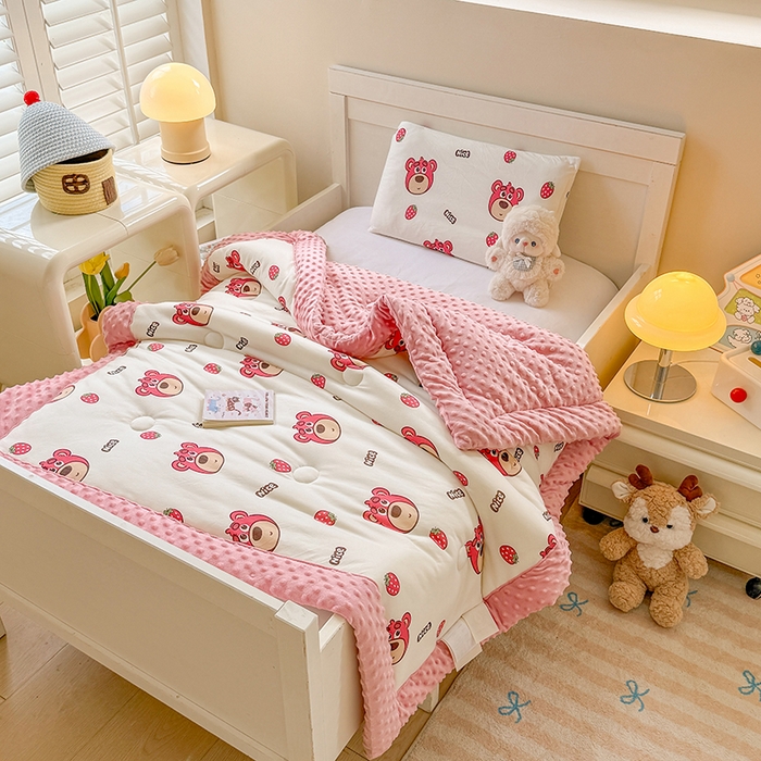 91家纺网 家纺一手货源 找家纺 天瑜家纺205新款A类针织面料手包豆豆绒冬被大豆被 小草莓熊