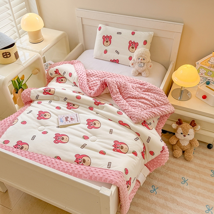 91家纺网 家纺一手货源 找家纺 天瑜家纺205新款A类针织面料手包豆豆绒冬被大豆被 小草莓熊