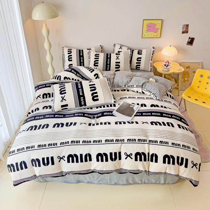 91家纺网 家纺一手货源 找家纺 麦瑞家纺 2025新款印花牛奶绒四件套跑量款 字母空间