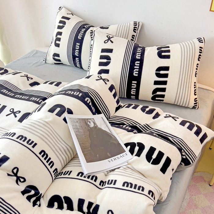 91家纺网 家纺一手货源 找家纺 麦瑞家纺 2025新款印花牛奶绒四件套跑量款 字母空间