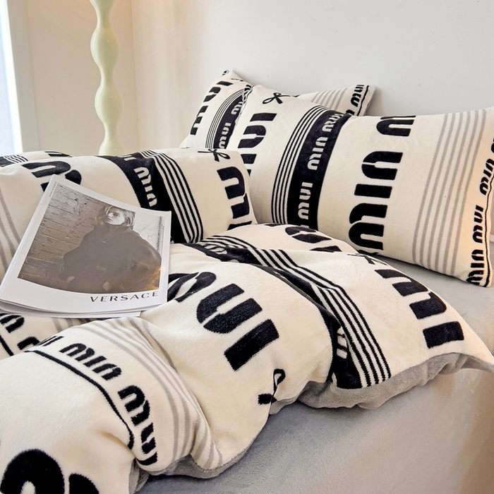 91家纺网 家纺一手货源 找家纺 麦瑞家纺 2025新款印花牛奶绒四件套跑量款 字母空间