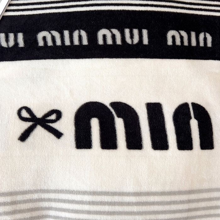 91家纺网 家纺一手货源 找家纺 麦瑞家纺 2025新款印花牛奶绒四件套跑量款 字母空间