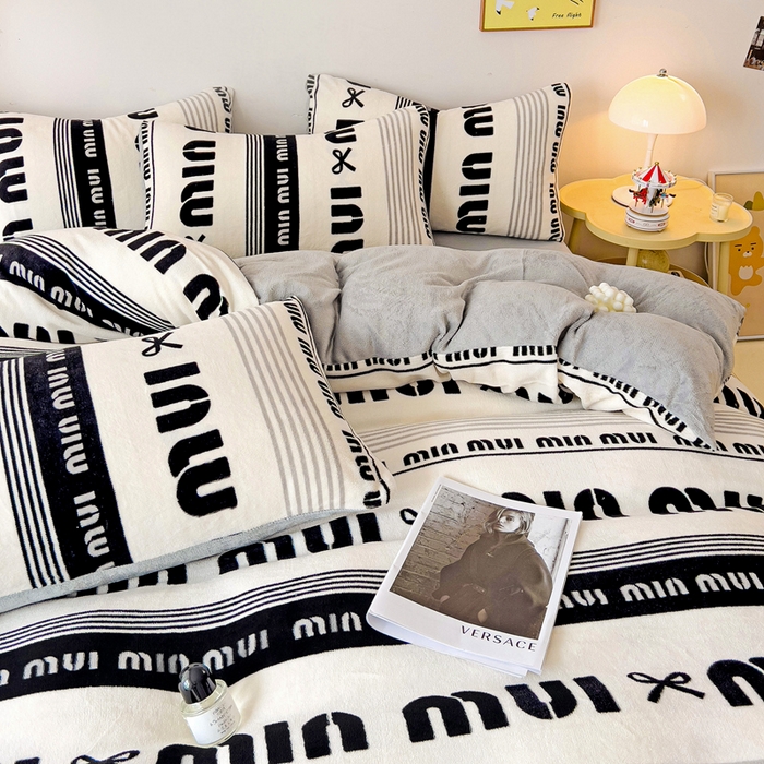 91家纺网 家纺一手货源 找家纺 麦瑞家纺 2025新款印花牛奶绒四件套跑量款 字母空间