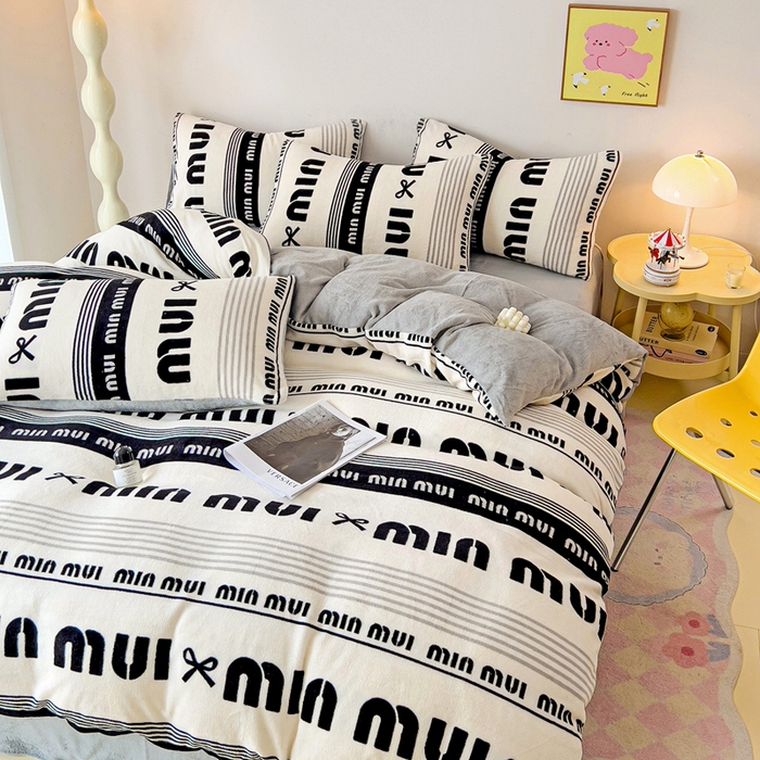 91家纺网 家纺一手货源 找家纺 麦瑞家纺 2025新款印花牛奶绒四件套跑量款 字母空间