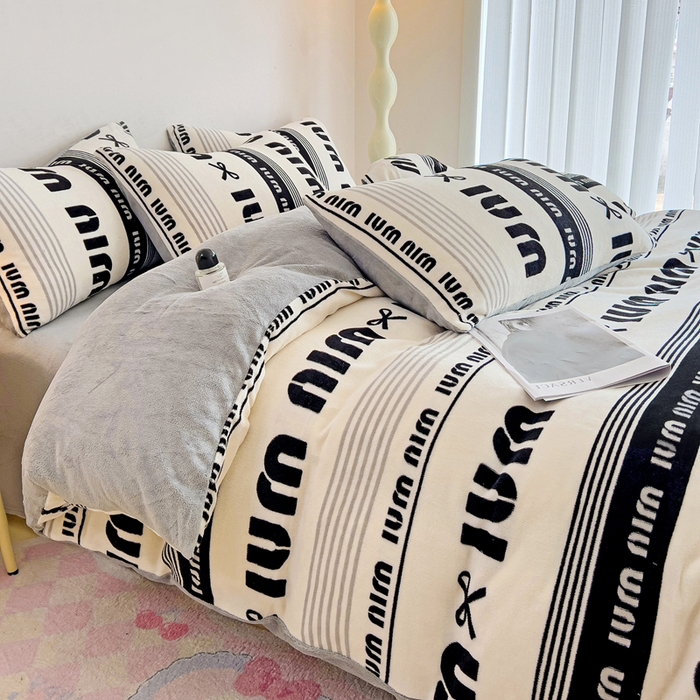 91家纺网 家纺一手货源 找家纺 麦瑞家纺 2025新款印花牛奶绒四件套跑量款 字母空间