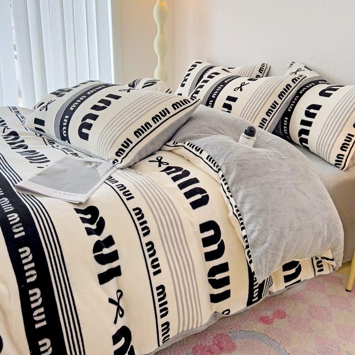 91家纺网 家纺一手货源 找家纺 麦瑞家纺 2025新款印花牛奶绒四件套跑量款 字母空间