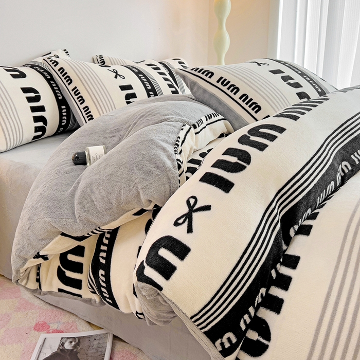 91家纺网 家纺一手货源 找家纺 麦瑞家纺 2025新款印花牛奶绒四件套跑量款 字母空间