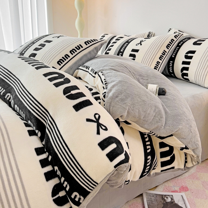 91家纺网 家纺一手货源 找家纺 麦瑞家纺 2025新款印花牛奶绒四件套跑量款 字母空间