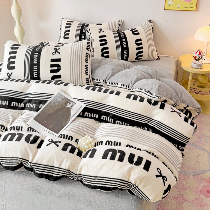 91家纺网 家纺一手货源 找家纺 麦瑞家纺 2025新款印花牛奶绒四件套跑量款 字母空间