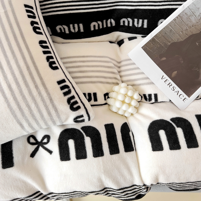 91家纺网 家纺一手货源 找家纺 麦瑞家纺 2025新款印花牛奶绒四件套跑量款 字母空间