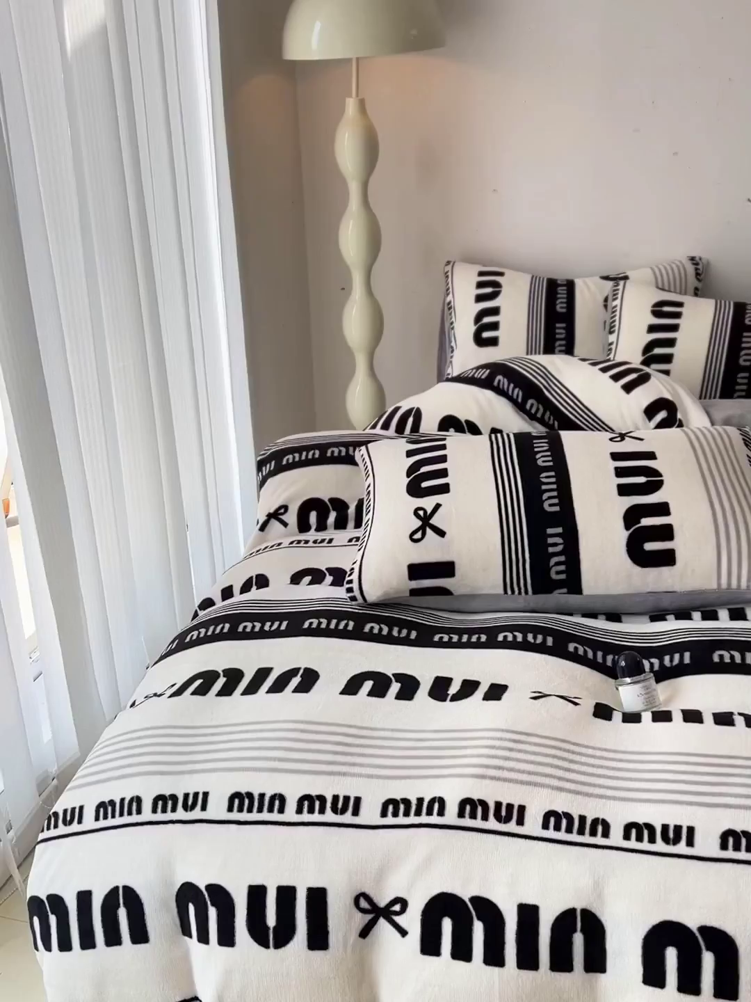 91家纺网 家纺一手货源 找家纺 麦瑞家纺 2025新款印花牛奶绒四件套跑量款 字母空间