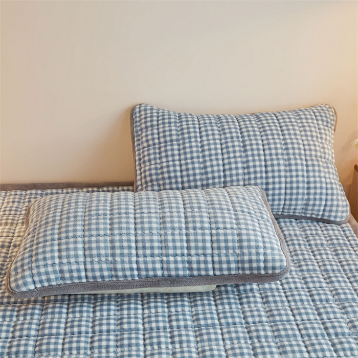 91家纺网 家纺一手货源 找家纺 喜居 2025新款无印风牛奶绒床褥垫-大床图 良品系列 良品-蓝小格