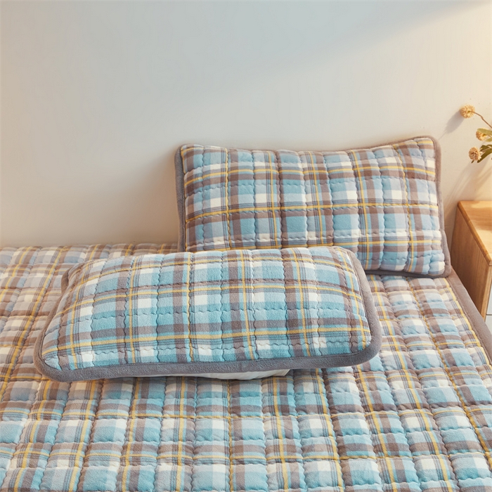 91家纺网 家纺一手货源 找家纺 喜居 2025新款无印风牛奶绒床褥垫-大床图 良品系列 良品-简兮蓝