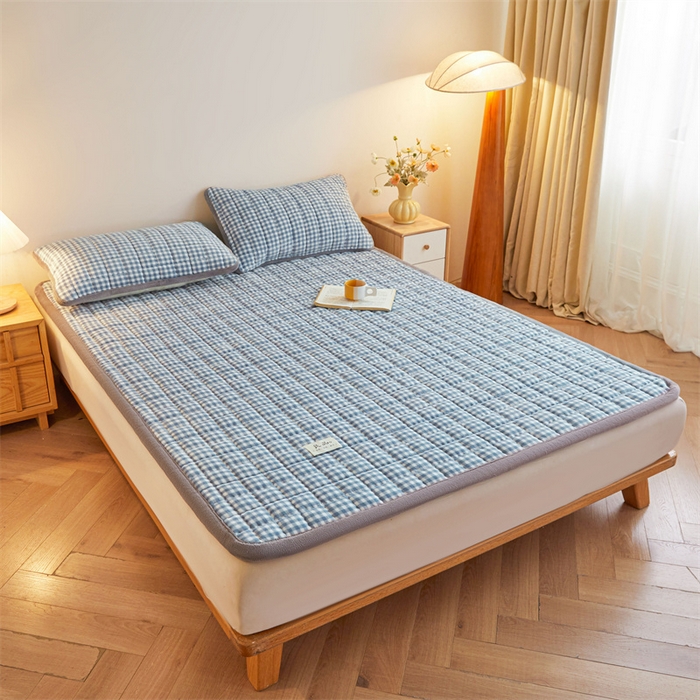 91家纺网 家纺一手货源 找家纺 喜居 2025新款无印风牛奶绒床褥垫-大床图 良品系列 良品-蓝小格