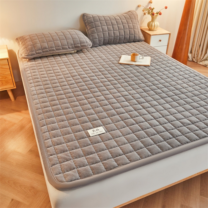 91家纺网 家纺一手货源 找家纺 喜居 2025新款无印风牛奶绒床褥垫-大床图 良品系列 良品-暖阳灰