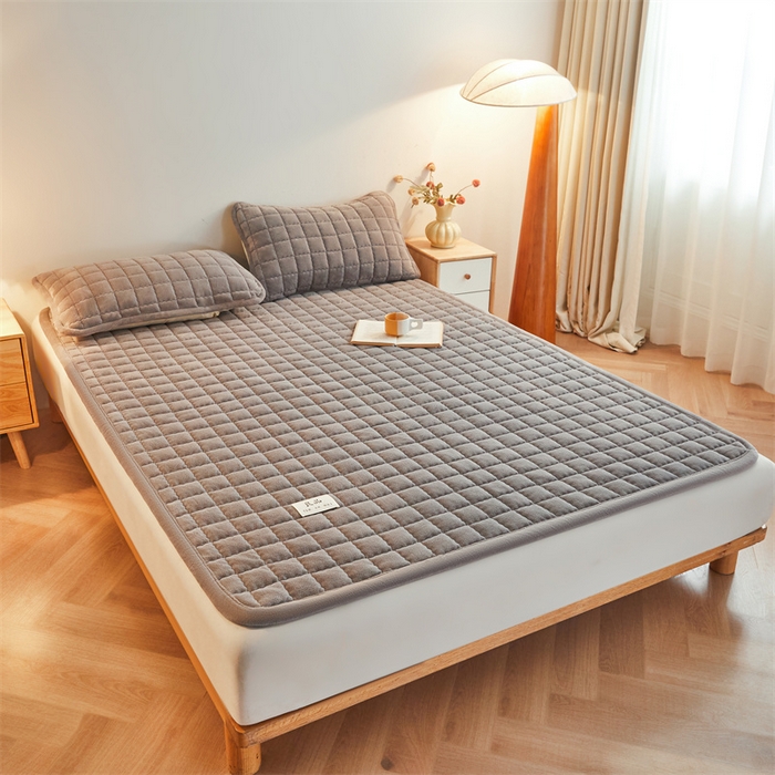 91家纺网 家纺一手货源 找家纺 喜居 2025新款无印风牛奶绒床褥垫-大床图 良品系列 良品-暖阳灰