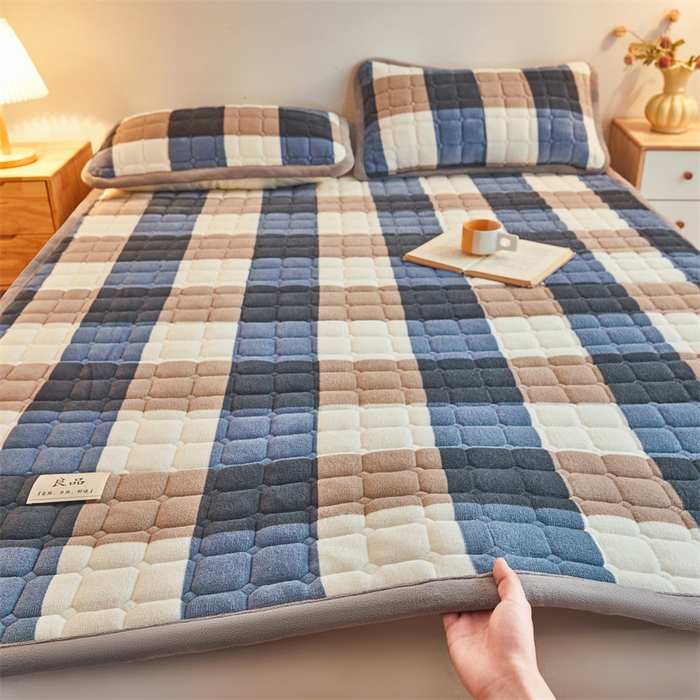 91家纺网 家纺一手货源 找家纺 喜居 2025新款无印风牛奶绒床褥垫-大床图 良品系列 良品-蓝咖格