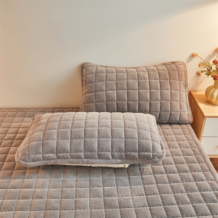 91家纺网 家纺一手货源 找家纺 喜居 2025新款无印风牛奶绒床褥垫-大床图 良品系列 良品-暖阳灰