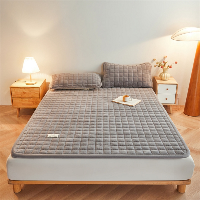 91家纺网 家纺一手货源 找家纺 喜居 2025新款无印风牛奶绒床褥垫-大床图 良品系列 良品-暖阳灰