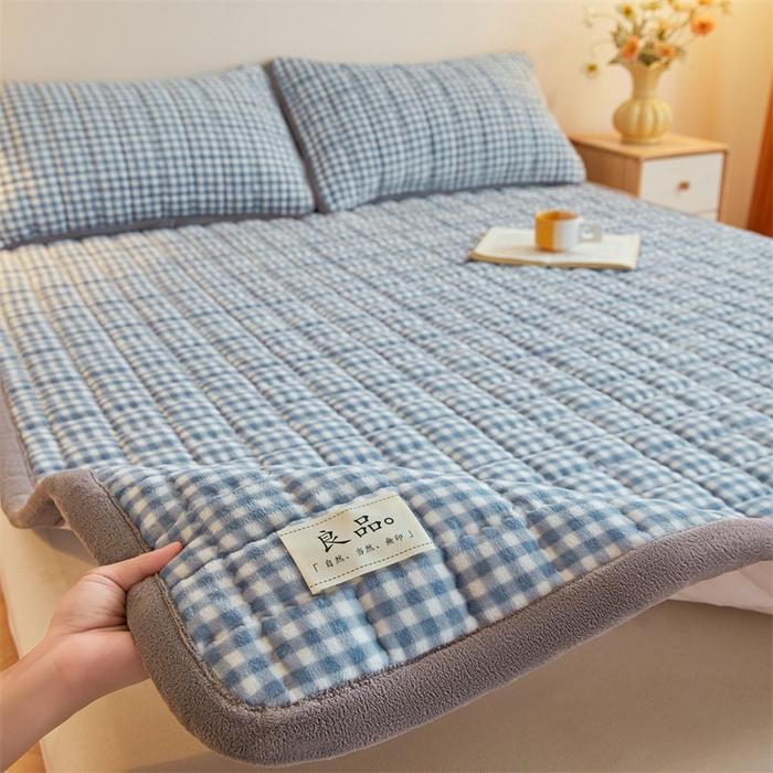 91家纺网 家纺一手货源 找家纺 喜居 2025新款无印风牛奶绒床褥垫-大床图 良品系列 良品-蓝小格