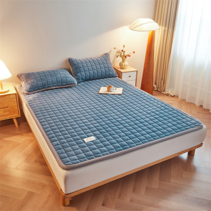 91家纺网 家纺一手货源 找家纺 喜居 2025新款无印风牛奶绒床褥垫-大床图 良品系列 良品-海茵蓝