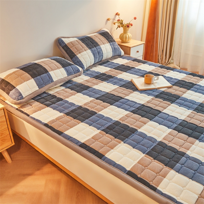 91家纺网 家纺一手货源 找家纺 喜居 2025新款无印风牛奶绒床褥垫-大床图 良品系列 良品-蓝咖格