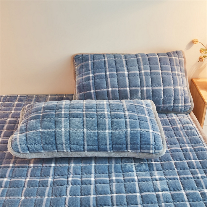 91家纺网 家纺一手货源 找家纺 喜居 2025新款无印风牛奶绒床褥垫-大床图 良品系列 良品-海蓝格