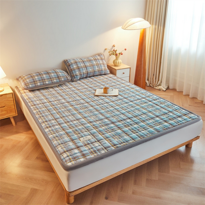 91家纺网 家纺一手货源 找家纺 喜居 2025新款无印风牛奶绒床褥垫-大床图 良品系列 良品-简兮蓝